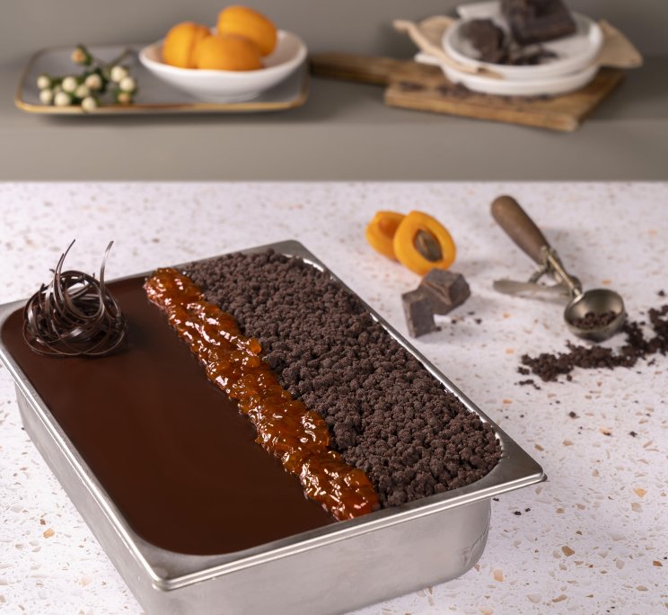 Vassoio metallico diviso in ganache al cioccolato, confettura di albicocche e crumble al cioccolato, con albicocche e...