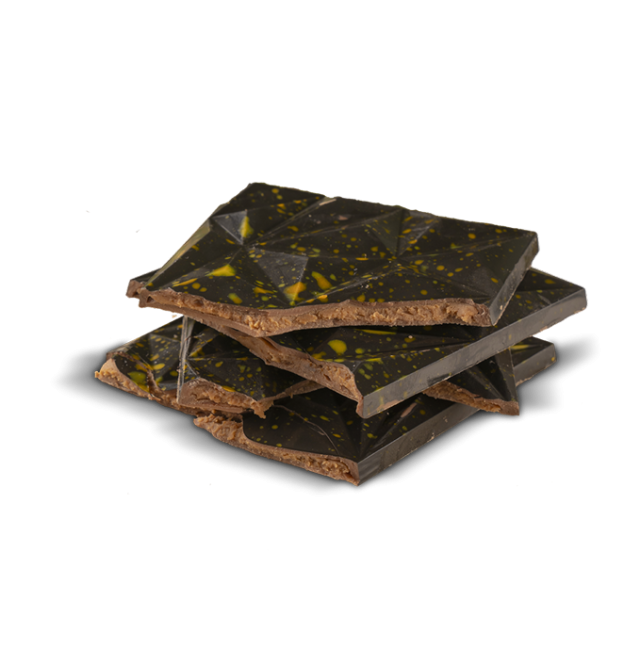 Pezzi di cioccolato fondente impilati con superficie lucida e sfaccettata, con puntini gialli, su sfondo bianco