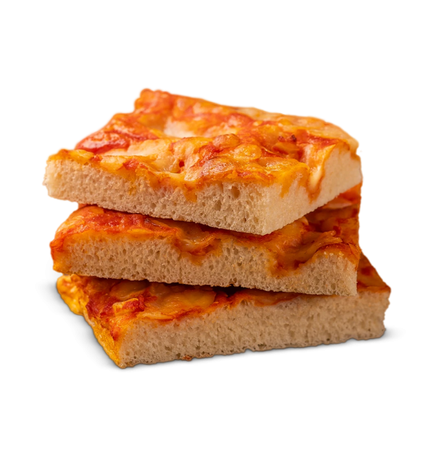 Tre spesse fette quadrate di pizza siciliana con salsa di pomodoro e formaggio fuso, su sfondo bianco