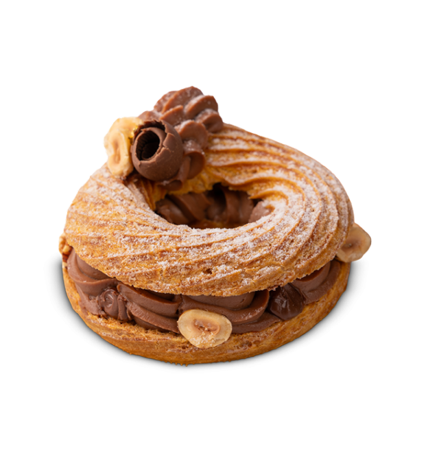 Paris-Brest a forma di anello farcito con crema al cioccolato e nocciole, guarnito con riccio di cioccolato e nocciol...