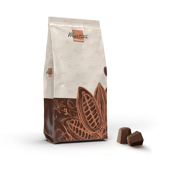 Sacchetto di cioccolato Martini Cioccolato con disegno di baccello di cacao, accanto a due cioccolatini su sfondo bia...