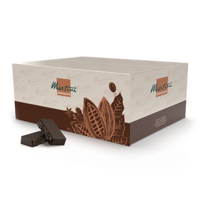 Scatola crema e marrone di Martini Cioccolato con grafica di baccelli di cacao, vicino a due tavolette di fondente im...