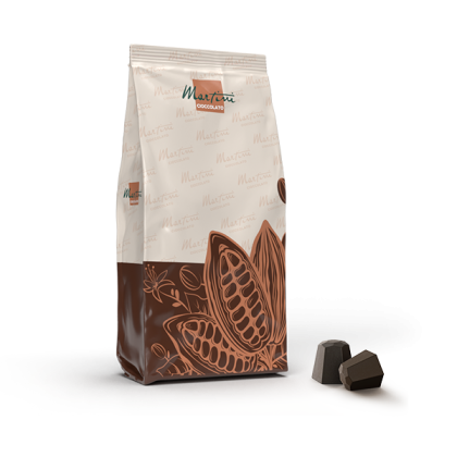 Sacchetto beige e marrone di cioccolatini Martini Cioccolato con baccelli di cacao illustrati, accanto a due pezzi di...