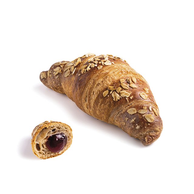 Croissant con granella d'avena, pezzo tagliato con farcitura ai frutti di bosco, su sfondo bianco
