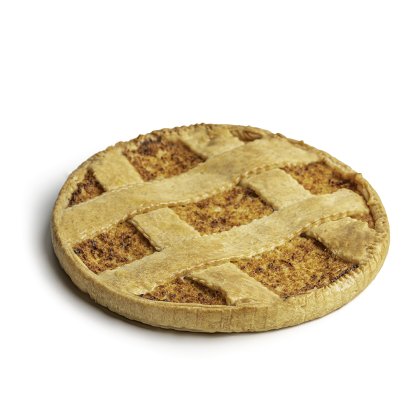 Crostata rotonda con copertura a griglia dorata, cotta, su sfondo bianco