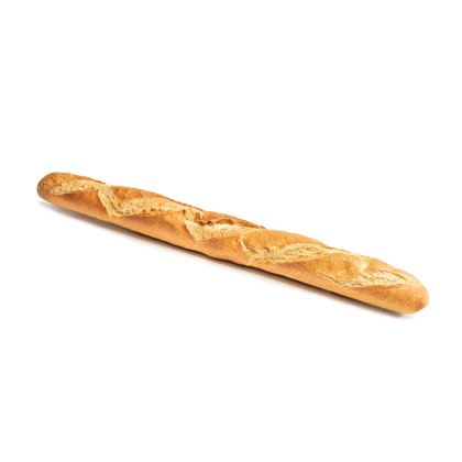 Baguette francese con crosta dorata e tagli diagonali, disposta in diagonale su sfondo bianco.