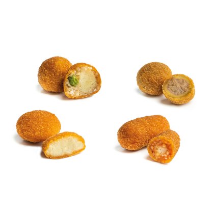 Quattro crocchette fritte impanate, intere e a metà, con ripieni diversi: formaggio, carne e salsa di pomodoro.