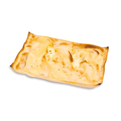 Focaccia rettangolare con ripieno di formaggio filante e crosta dorata e bollosa su sfondo bianco.