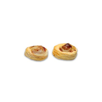 Due vol-au-vent rotondi di pasta sfoglia dorata e croccante con ripieno salato, su sfondo bianco.
