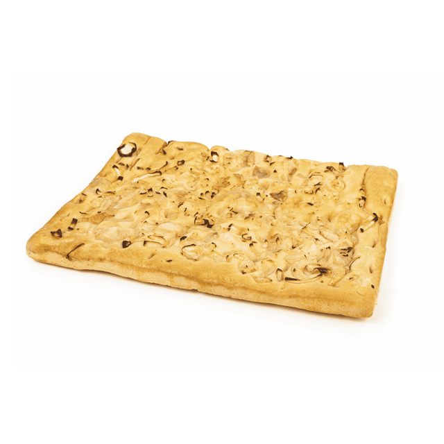 Focaccia rettangolare con cipolle caramellate, su sfondo bianco.
