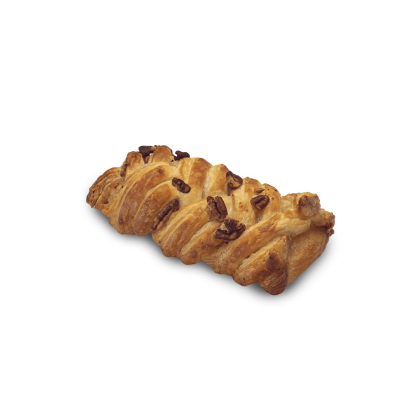 Treccia di pasta dorata al forno con pezzi di noce pecan su sfondo bianco