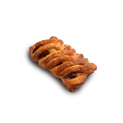 Treccia di pasta sfoglia dorata con ripieno di frutti scuri in vista, su sfondo bianco.