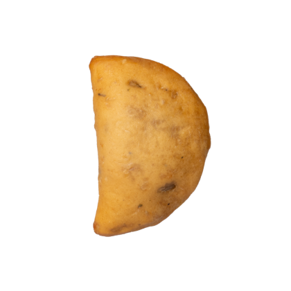 Pasta fritta o samosa a forma di mezzaluna, dorata, su sfondo bianco.