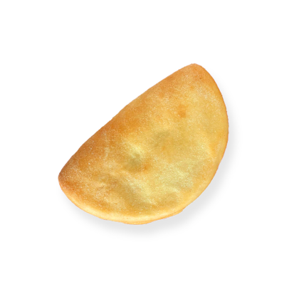 Empanada dorata al forno con bordo decorato, su sfondo bianco.