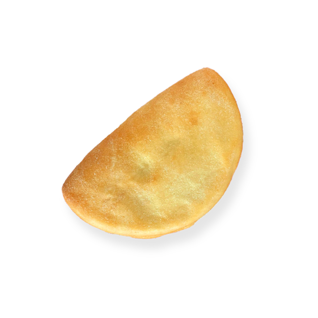 Empanada dorata al forno con bordo decorato, su sfondo bianco.