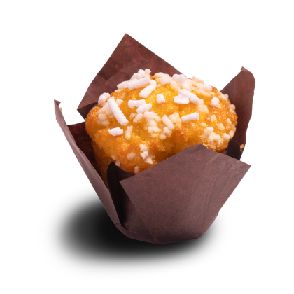 Muffin dorato guarnito con perle di zucchero bianche, avvolto in un pirottino tulipano marrone su sfondo bianco.