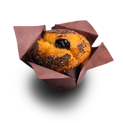 Muffin dorato con bordi ai semi di chia e confettura scura, in pirottino marrone su sfondo bianco