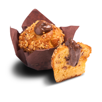 Muffin con granella di nocciole in carta forno, con crema al cioccolato e nocciole, accanto a una fetta tagliata