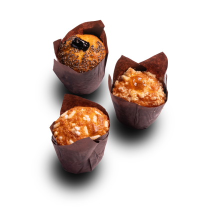 Tre muffin in pirottini marroni: papavero e frutti di bosco, con crumble e confettura, con mandorle, su sfondo bianco