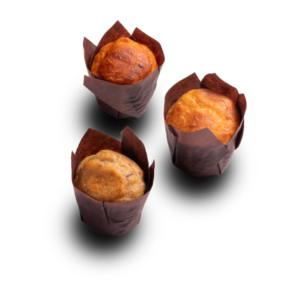 Tre muffin in pirottini di carta marrone su sfondo bianco, due dorati e uno più scuro.