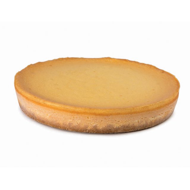Cheesecake rotonda al forno con crosta dorata e ripieno giallo pallido, su sfondo bianco.