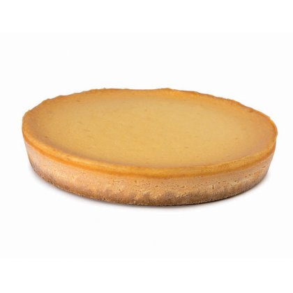 Cheesecake rotonda al forno con crosta dorata e ripieno giallo pallido, su sfondo bianco.