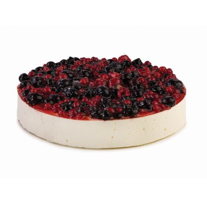 Cheesecake rotonda con frutti di bosco misti: ribes rosso, lamponi e mirtilli, su sfondo bianco