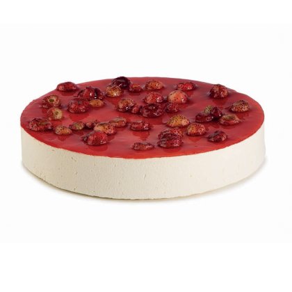 Cheesecake tonda con glassa rossa lucida e frutti di bosco, vista lato tagliato, su sfondo bianco