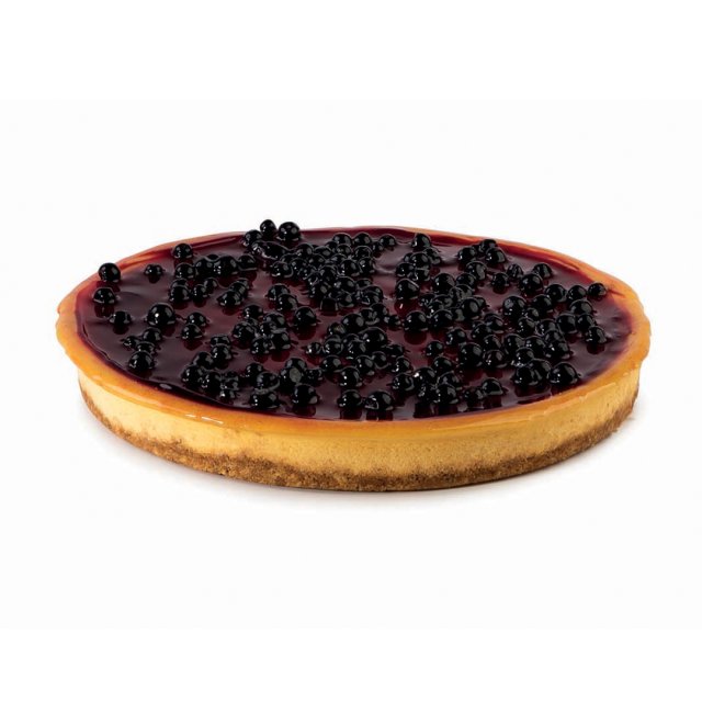 Cheesecake ai mirtilli con crosta dorata e composta di frutti di bosco lucida, su sfondo bianco