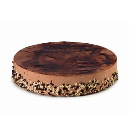 Torta rotonda alla mousse di cioccolato con ganache marmorizzata e bordi ricoperti di crumble e granella di nocciole.