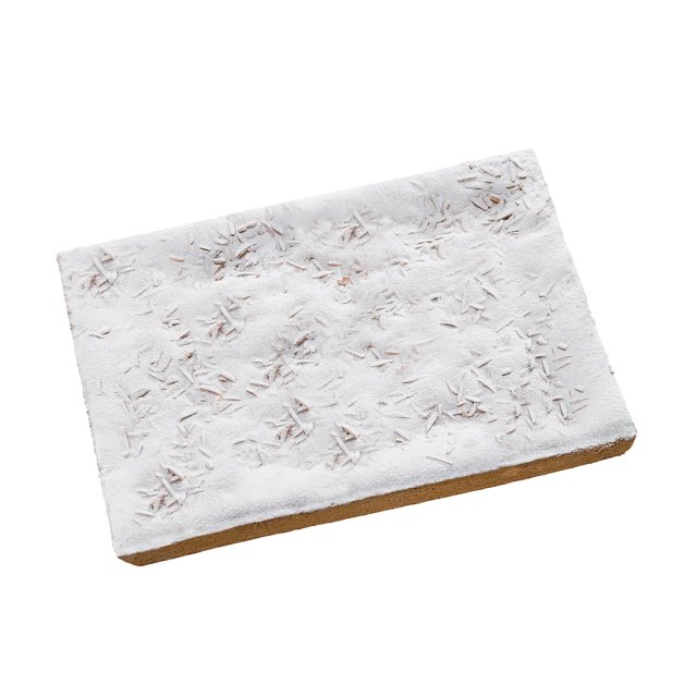 Barretta rettangolare di frolla, base beige, con zucchero a velo e mandorle a lamelle.