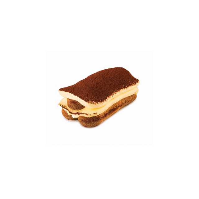 Fetta rettangolare di tiramisù con savoiardi e crema a strati, spolverata di cacao, su sfondo bianco