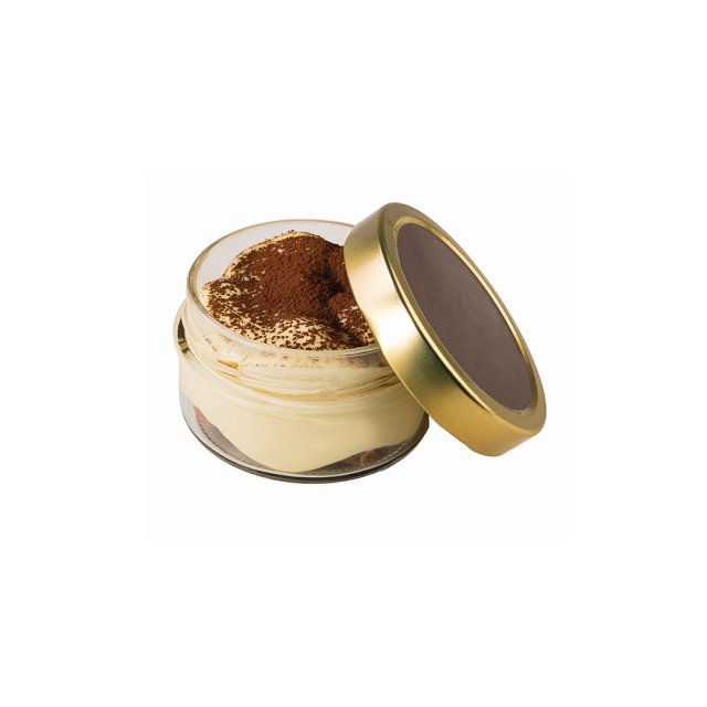 Barattolo di vetro aperto con tiramisù cosparso di cacao, coperchio dorato appoggiato di lato, sfondo bianco