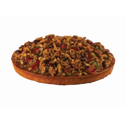 Torta rotonda con noci caramellate, fragole a fette e kiwi glassati al caramello, su sfondo bianco.