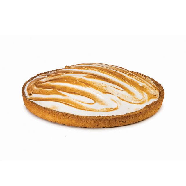 Crostata rotonda con pasta frolla dorata e meringa a spirale fiammeggiata, su sfondo bianco