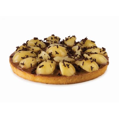 Crostata rotonda con base caramellata, fette di pera glassate e scaglie di cioccolato.