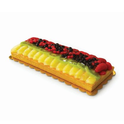 Crostata di frutta rettangolare con mango e kiwi a fette, frutti di bosco glassati e fragole su base dorata.