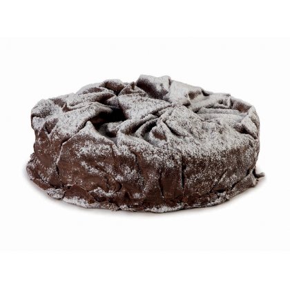 Torta rotonda al cioccolato fondente con superficie increspata cosparsa di zucchero a velo, su sfondo bianco