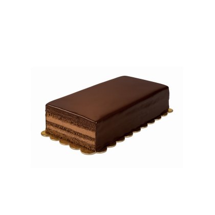 Torta rettangolare a strati al cioccolato con glassa lucida al cioccolato fondente, su vassoio dorato smerlato.
