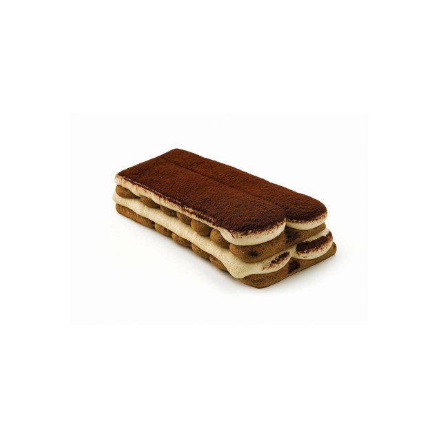 Fetta di tiramisù rettangolare con savoiardi e crema a strati, spolverata di cacao, su sfondo bianco.
