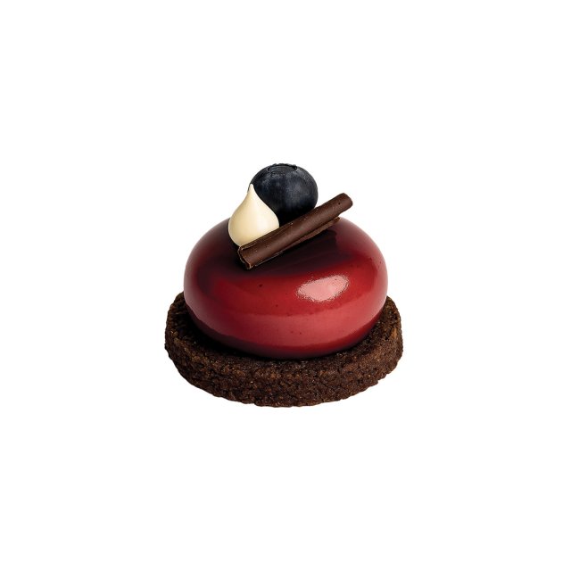 Dessert mousse rossa lucida su base di crumble al cioccolato, con mirtillo, ricciolo di cioccolato bianco e cioccolato