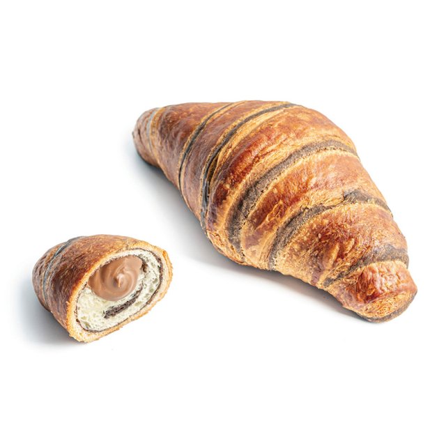 Croissant ripieno di cioccolato con un pezzo tagliato che mostra il ripieno a spirale, su sfondo bianco