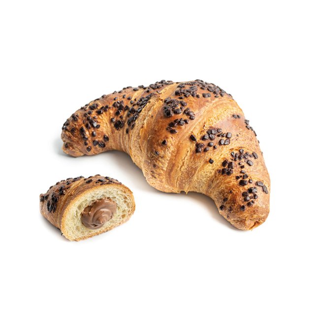 Croissant curvo con gocce di cioccolato, sezione con ripieno di cioccolato e nocciola, su sfondo bianco.