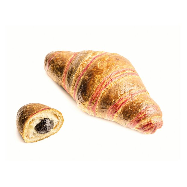 Croissant intero con glassa rosa a righe e metà tagliata con ripieno ai frutti di bosco, sfondo bianco.