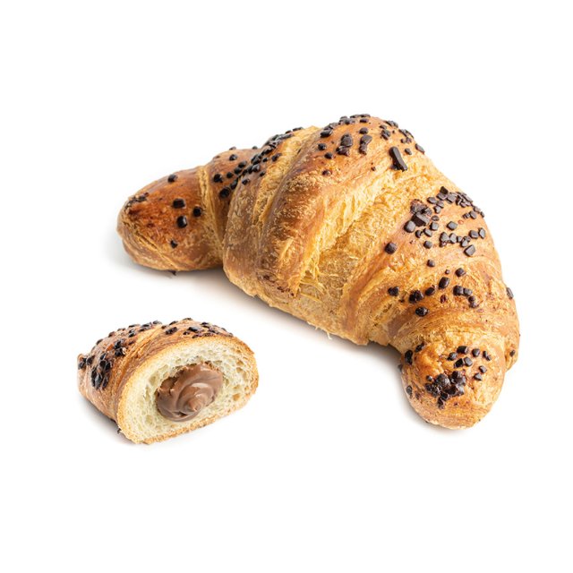 Cornetto intero con gocce di cioccolato accanto a un pezzo tagliato con ripieno di cioccolato, su sfondo bianco.
