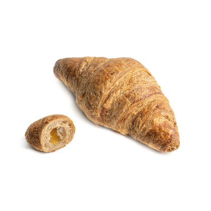 Croissant sfogliato dorato con un pezzo tagliato che rivela l'interno morbido e farcito
