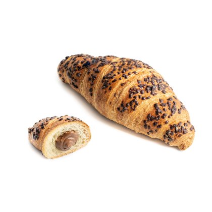 Croissant intero con granella di cioccolato accanto a uno tagliato con crema alle nocciole, su sfondo bianco