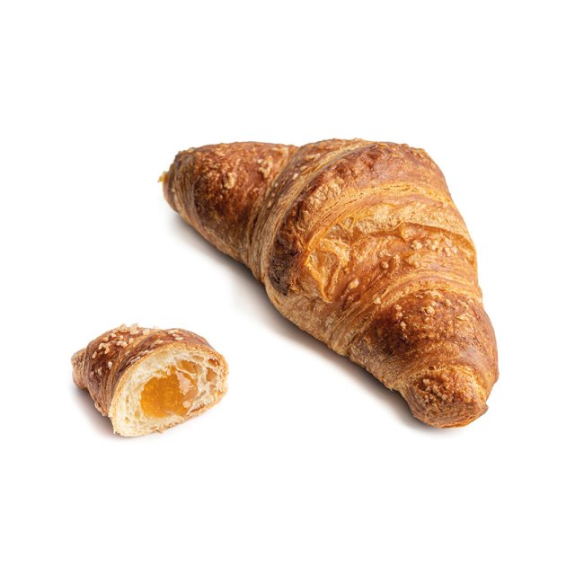 Croissant dorato con un pezzo più piccolo tagliato che rivela il ripieno di albicocca, su sfondo bianco