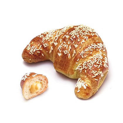 Croissant dorato con codette bianche, accanto un pezzo tagliato con farcitura cremosa alla vaniglia.