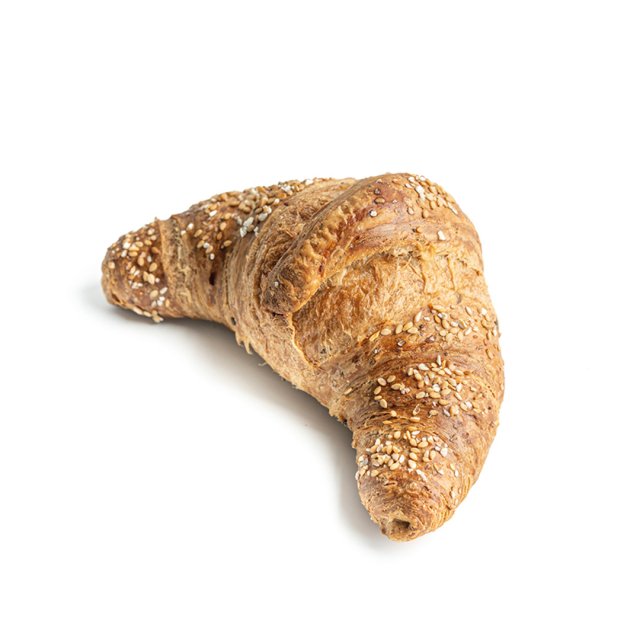 Croissant integrale con semi di sesamo, a forma di mezzaluna su sfondo bianco.